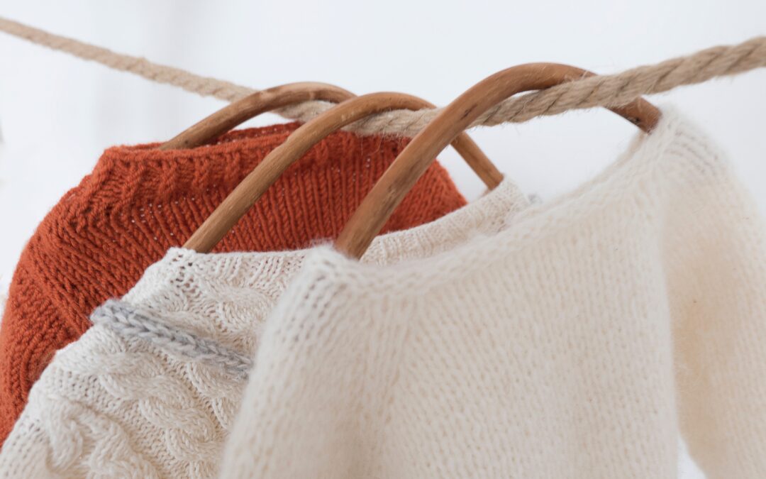 Modne swetry damskie robione na drutach – tajemnica sukcesu produktów handmade