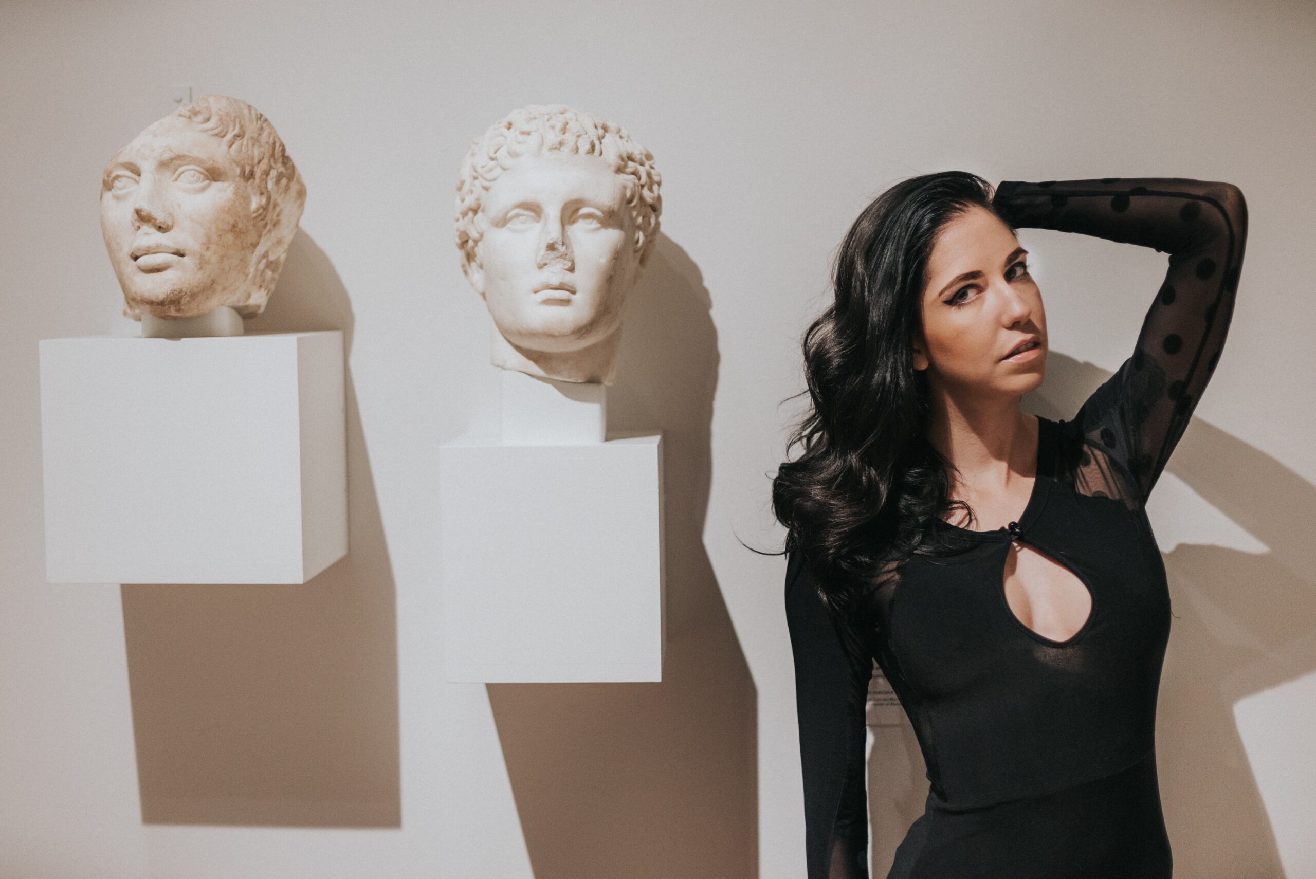 Jak przerobić za duży dekolt? Jak zmniejszyć dekolt w sukience lub bluzce?